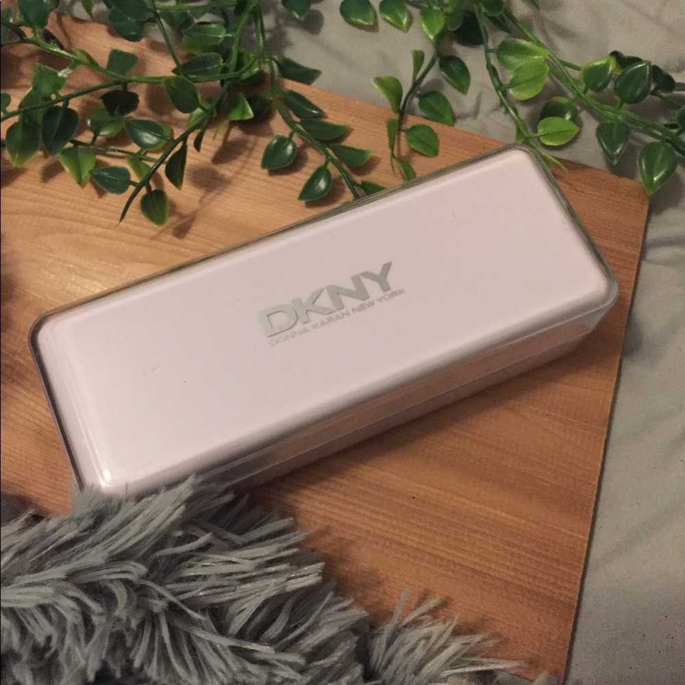 ⭐️ DKNY Hard Glasses Case ⭐️